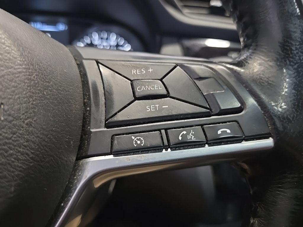 Used 2017 Nissan Rogue SV AWD/4WD image 18