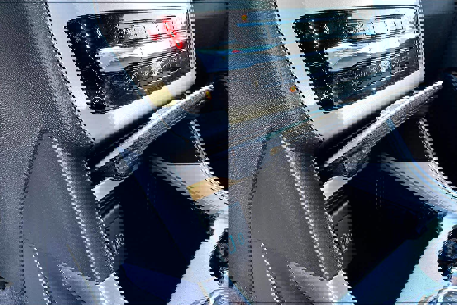 Used 2021 Ford Explorer XLT w/ Equipment Group 202A image 35