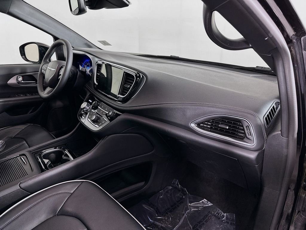 Used 2025 Chrysler Pacifica Limited FWD image 39