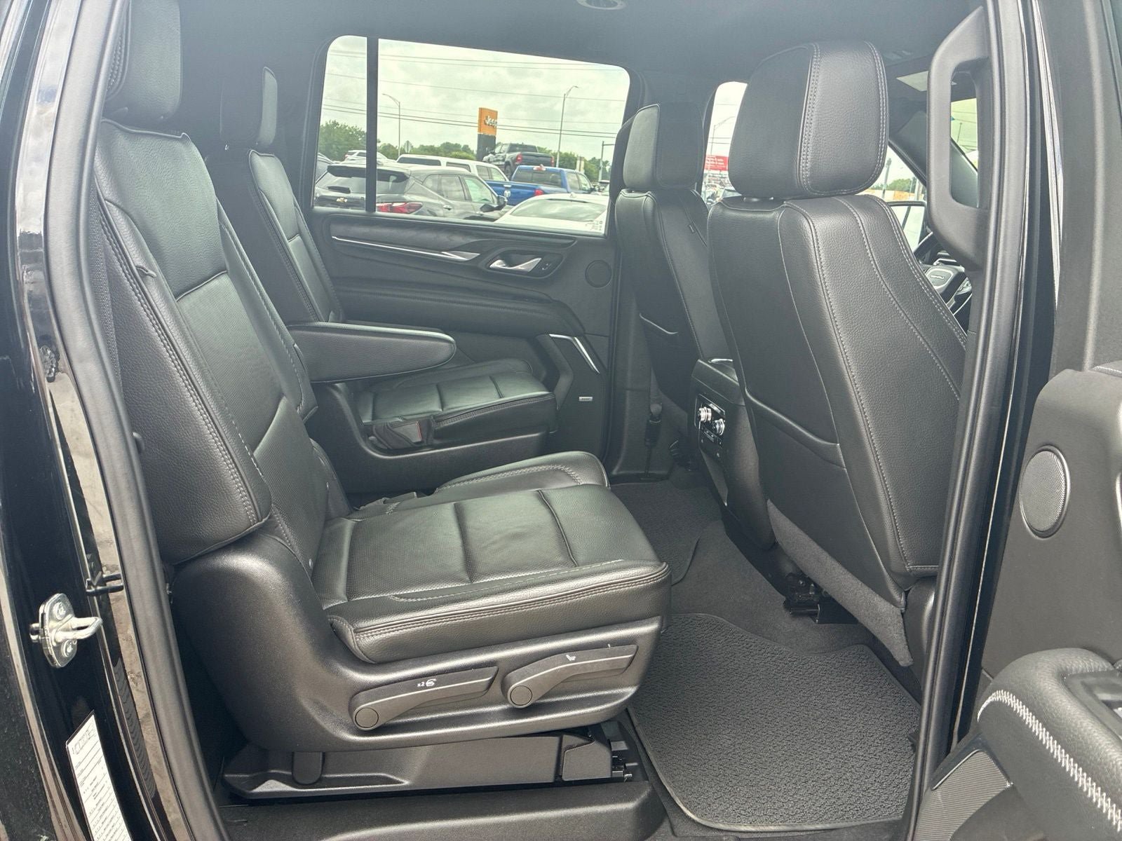 Used 2022 GMC Yukon XL Denali AWD/4WD image 25