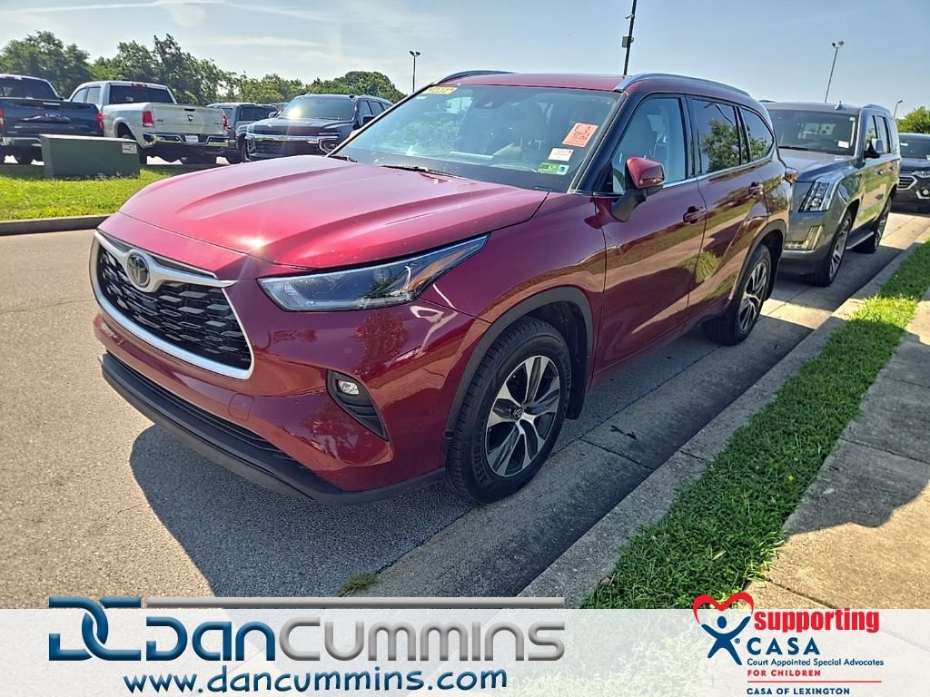 Used 2021 Toyota Highlander XLE AWD/4WD image 1