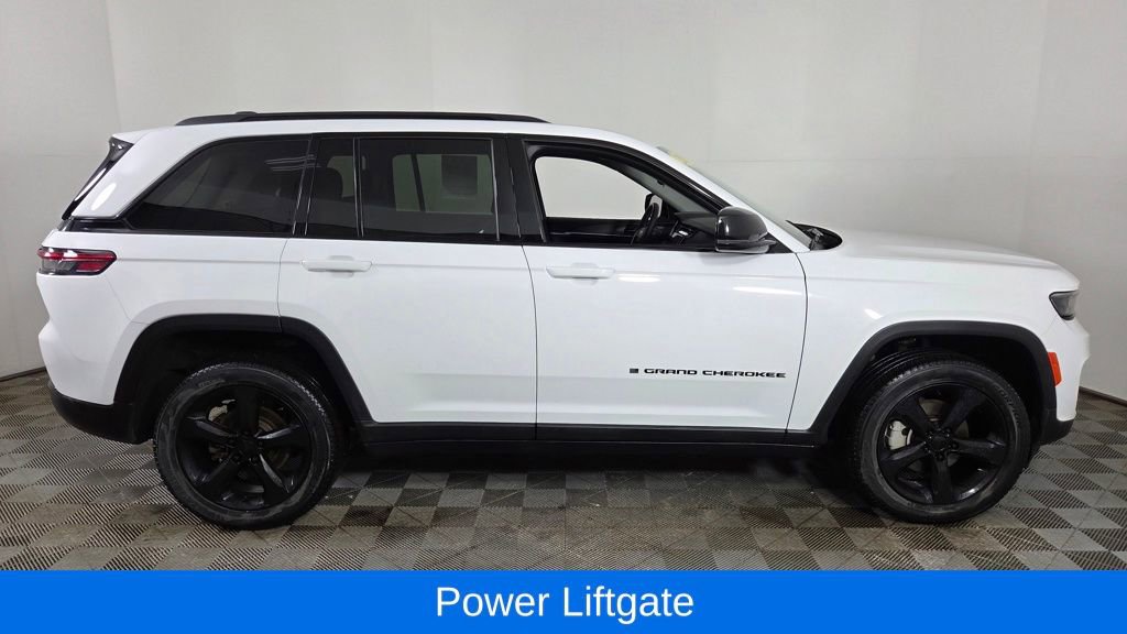 Used 2023 Jeep Grand Cherokee Limited w/ Black Appearance Package image 9