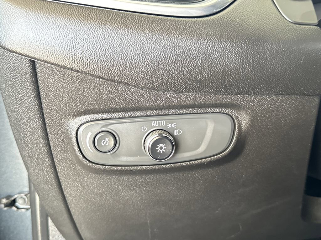 Used 2020 Chevrolet Equinox LT image 18