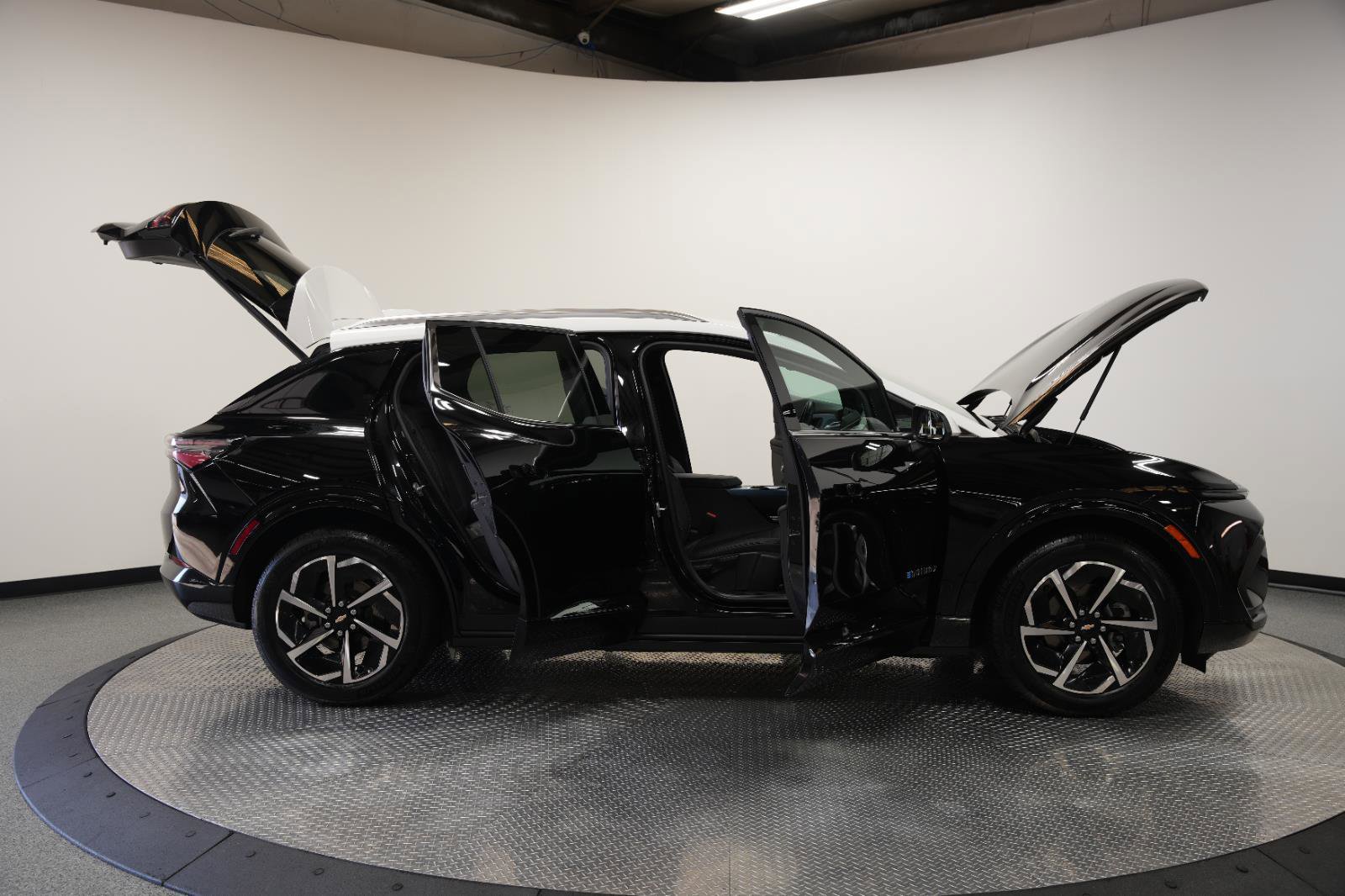 Used 2025 Chevrolet Equinox EV LT w/ Convenience Package image 9