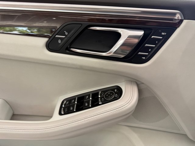 Used 2016 Porsche Macan Turbo AWD/4WD image 18