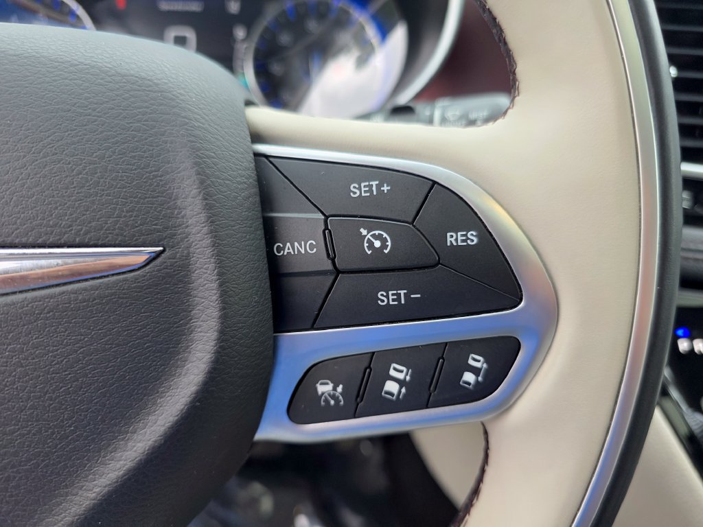 Used 2017 Chrysler Pacifica Limited FWD image 24
