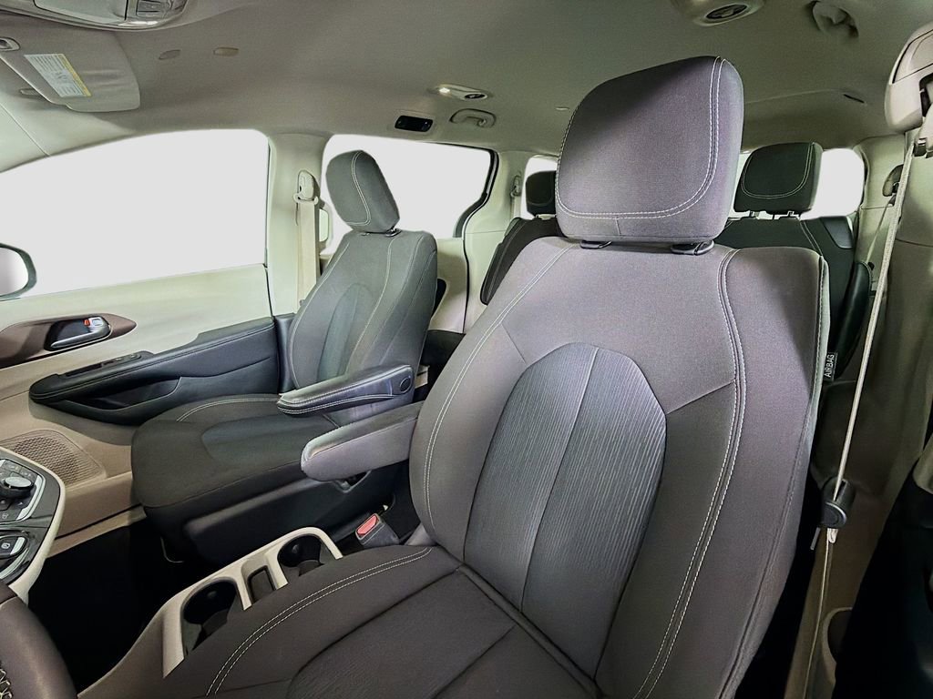 Used 2024 Chrysler Voyager LX image 13