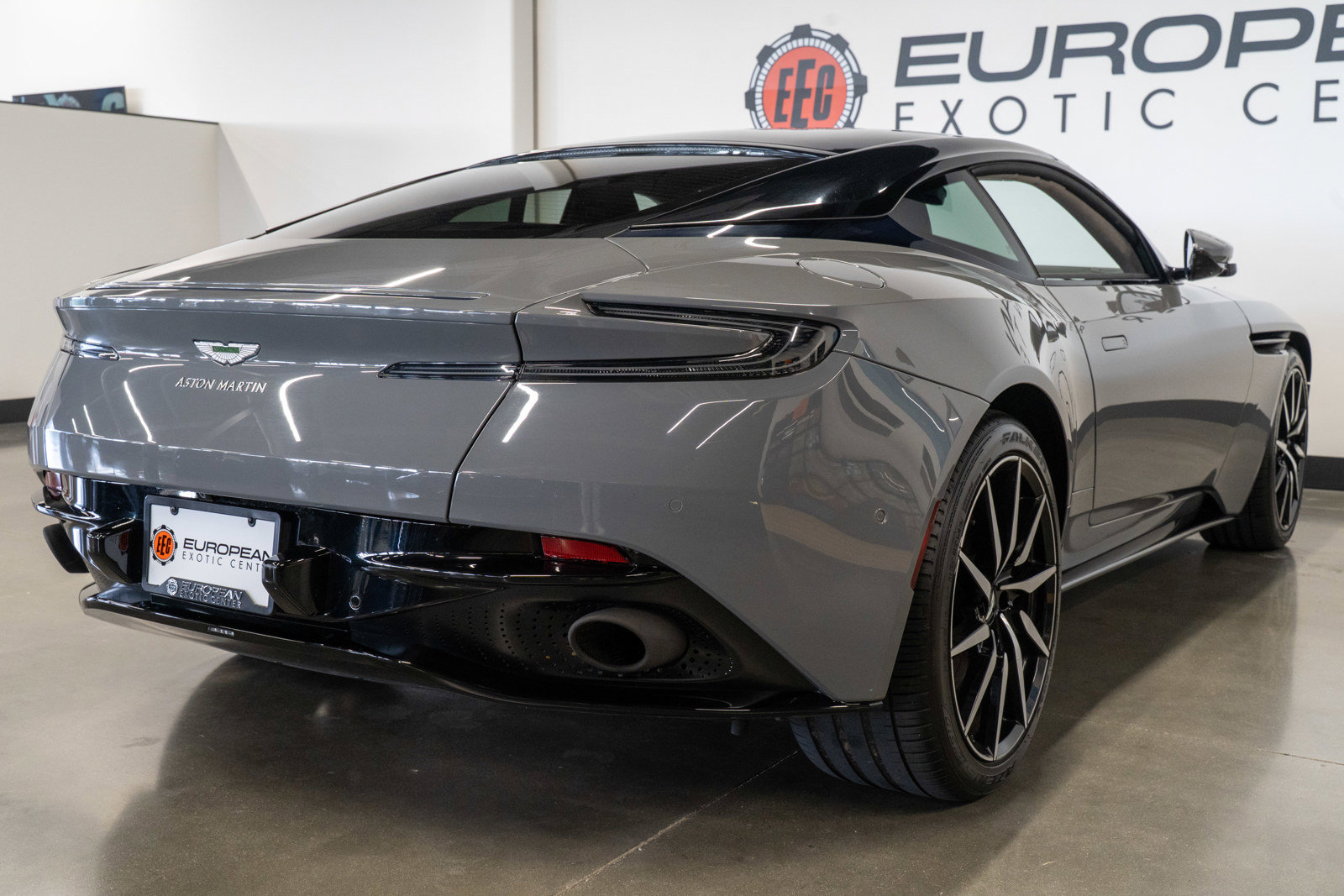 Used 2018 Aston Martin DB11 V12 RWD image 24