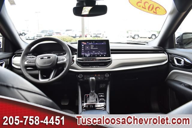 Used 2025 Jeep Compass Limited AWD/4WD image 3