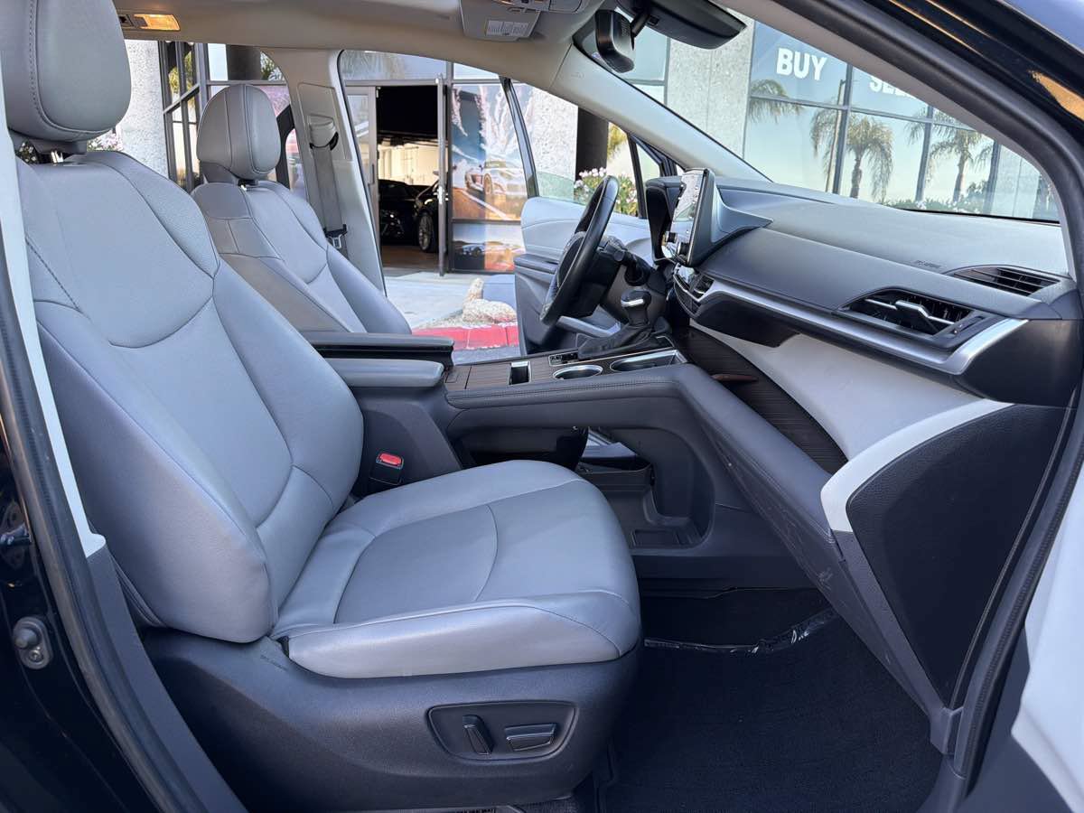 Used 2024 Toyota Sienna XLE FWD image 39