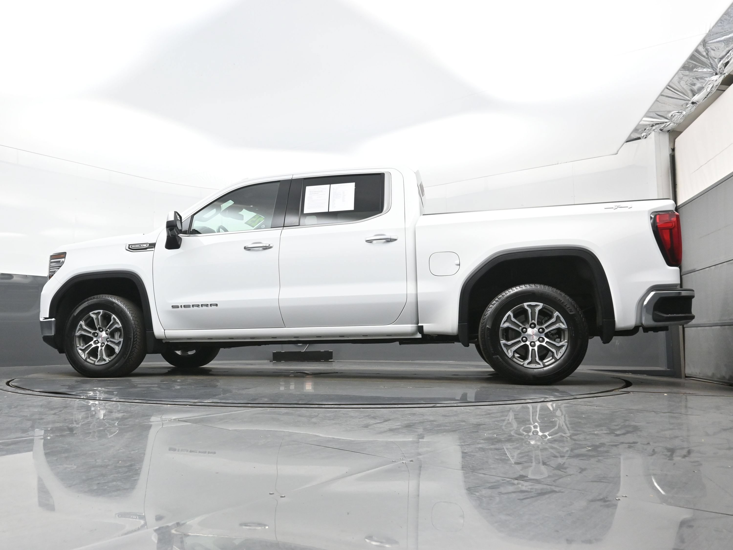 Used 2025 GMC Sierra 1500 SLT AWD/4WD image 27
