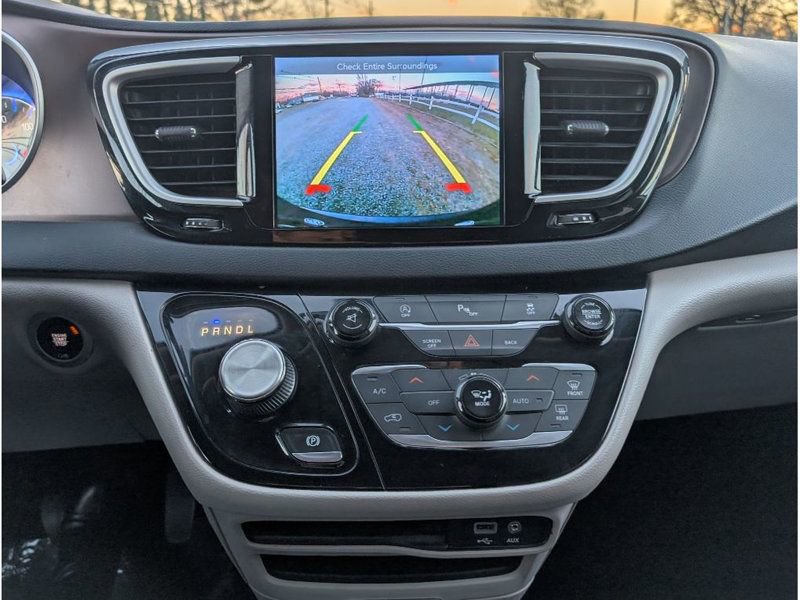 Used 2017 Chrysler Pacifica Touring-L image 24