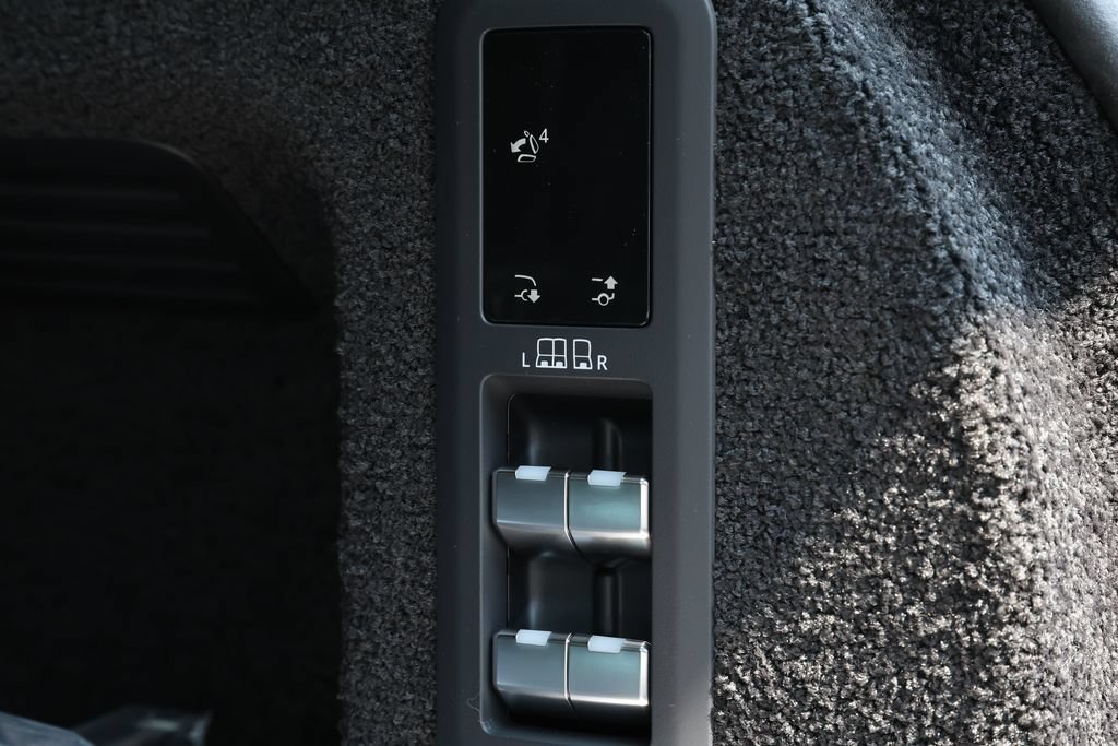 New 2026 Land Rover Range Rover Long Wheelbase SE AWD/4WD image 8