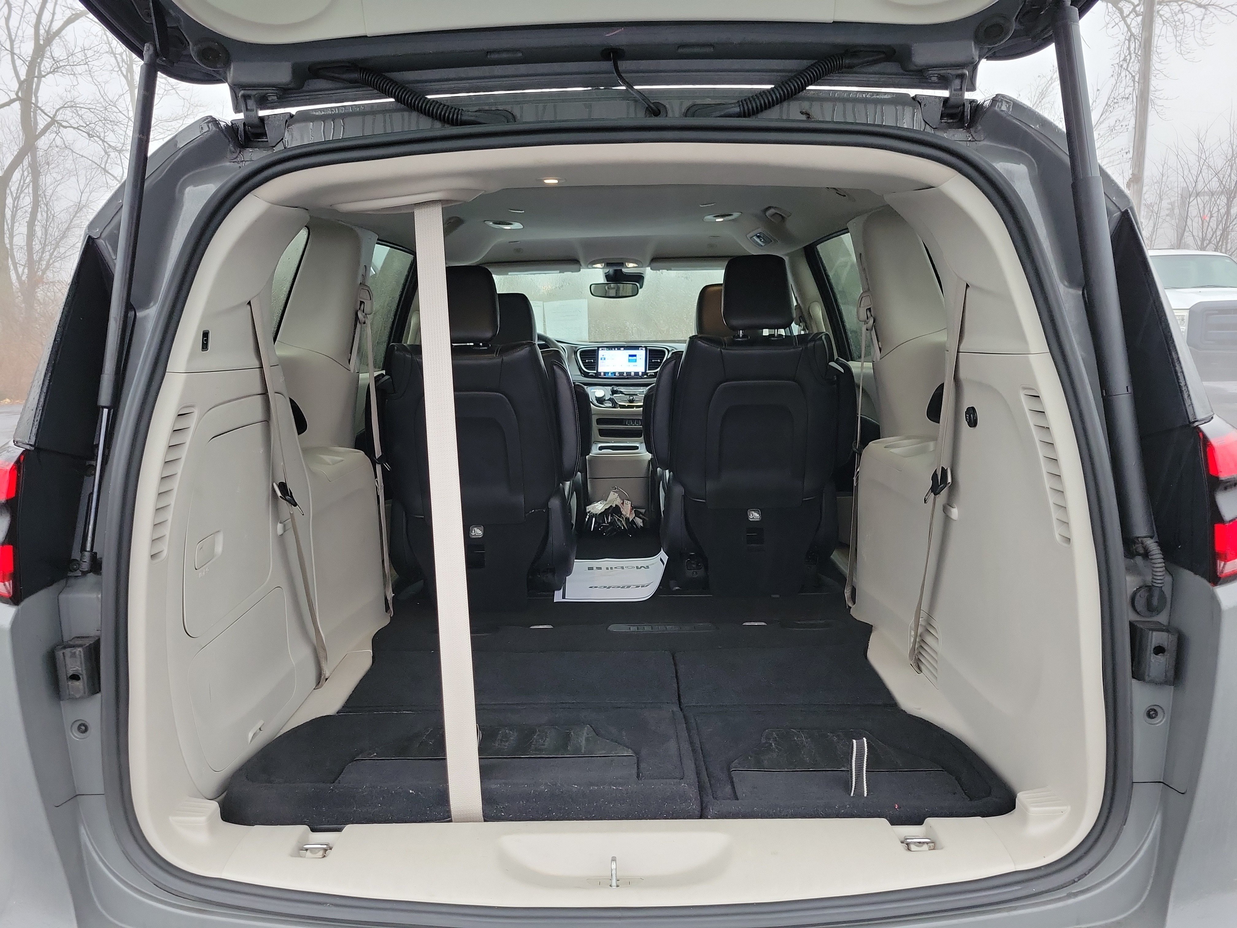 Used 2023 Chrysler Pacifica Touring-L FWD image 8