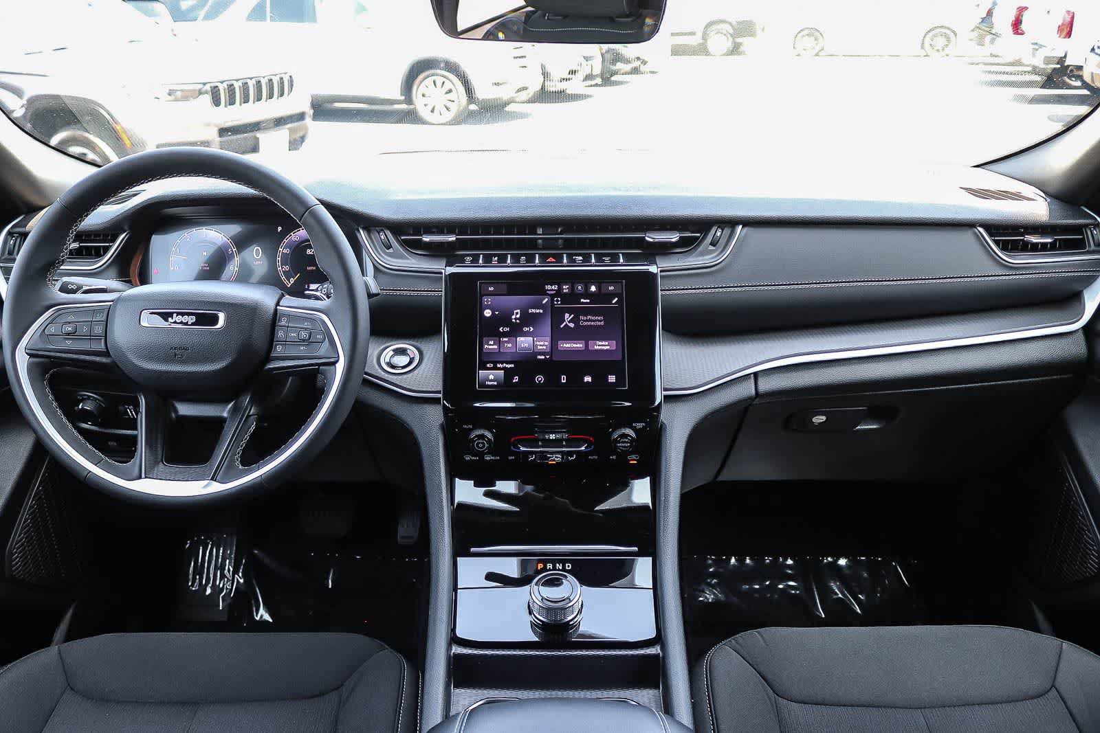 Used 2025 Jeep Grand Cherokee Laredo X RWD image 13