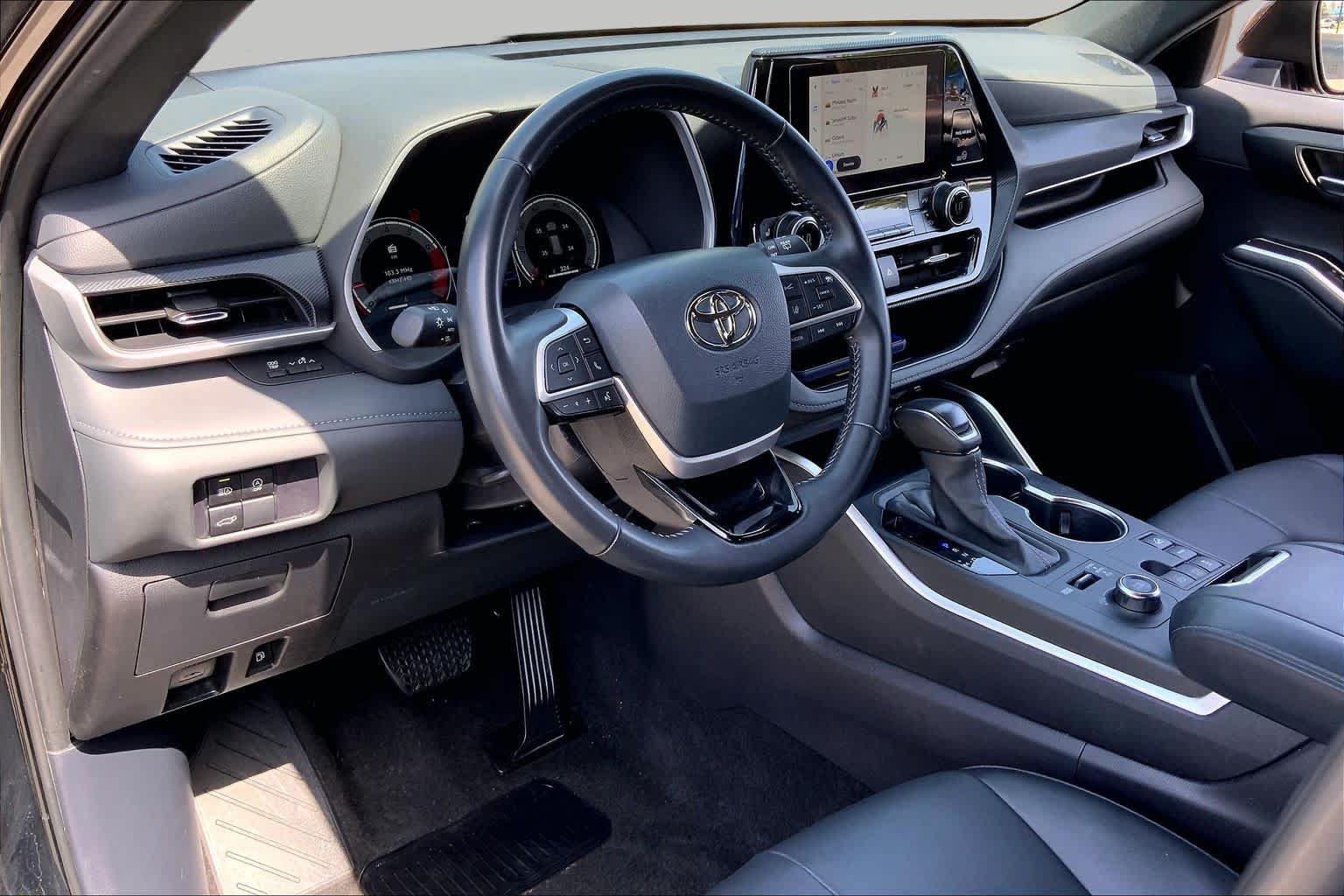Used 2025 Toyota Highlander XSE AWD/4WD image 18