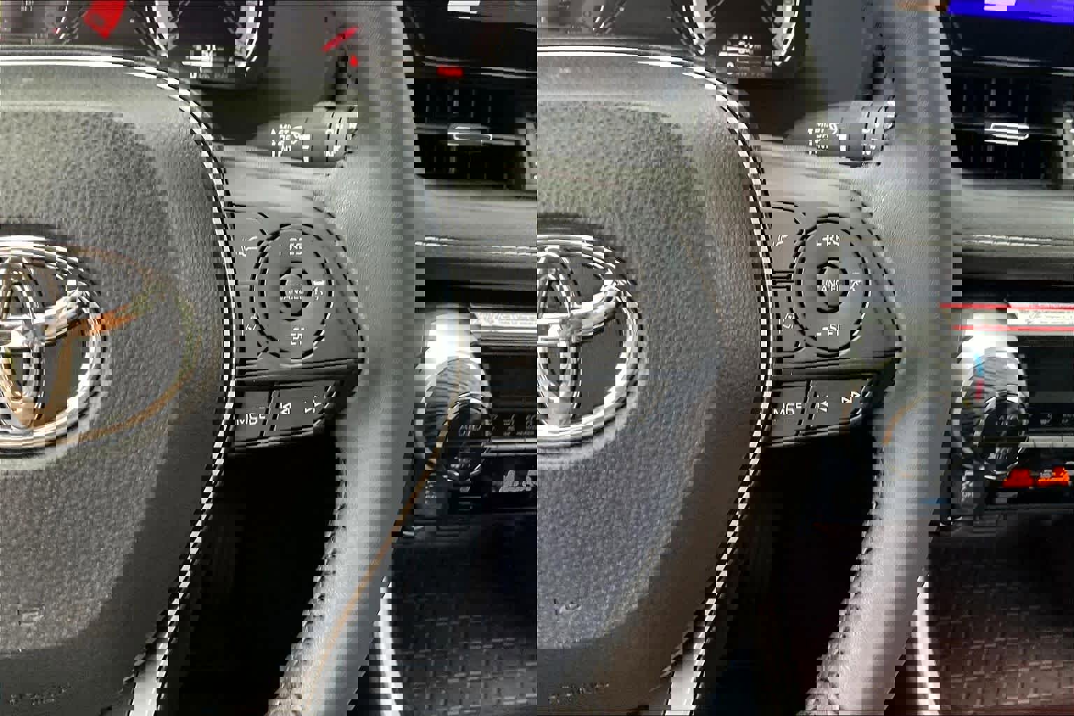 Used 2025 Toyota RAV4 Limited image 25