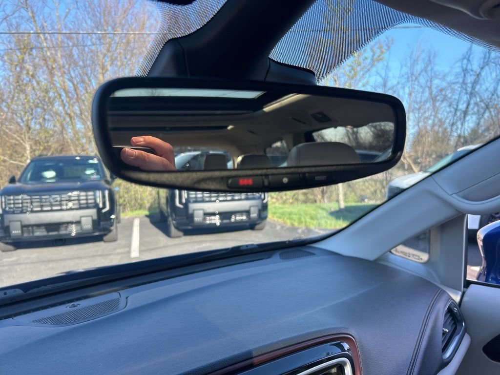 Used 2020 Chrysler Pacifica Limited w/ Tire & Wheel Group image 13