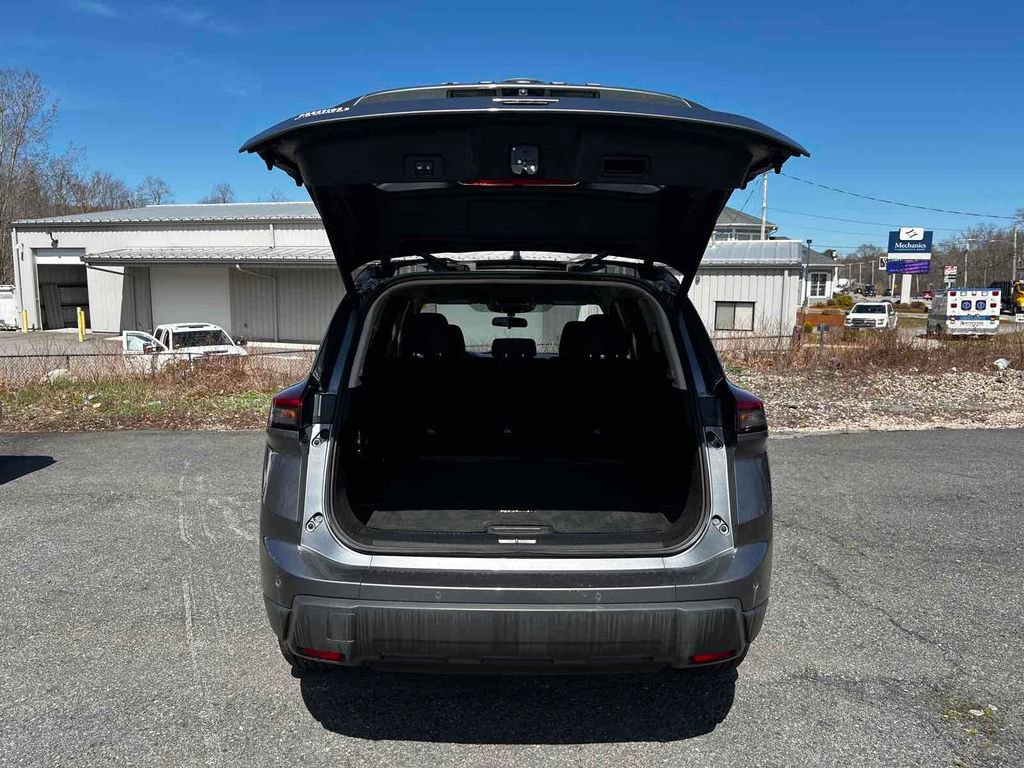 Used 2024 Nissan Rogue SV image 30
