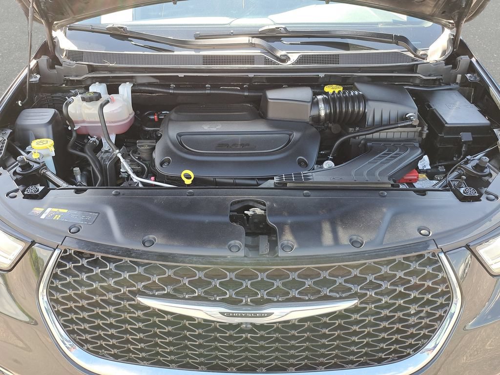 Used 2023 Chrysler Pacifica Touring FWD image 32