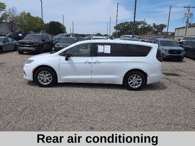Used 2024 Chrysler Pacifica Touring-L FWD image 3