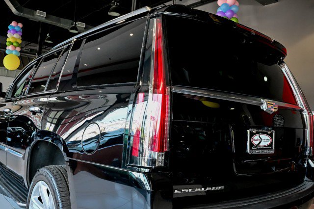 Used 2017 Cadillac Escalade Luxury AWD/4WD image 12