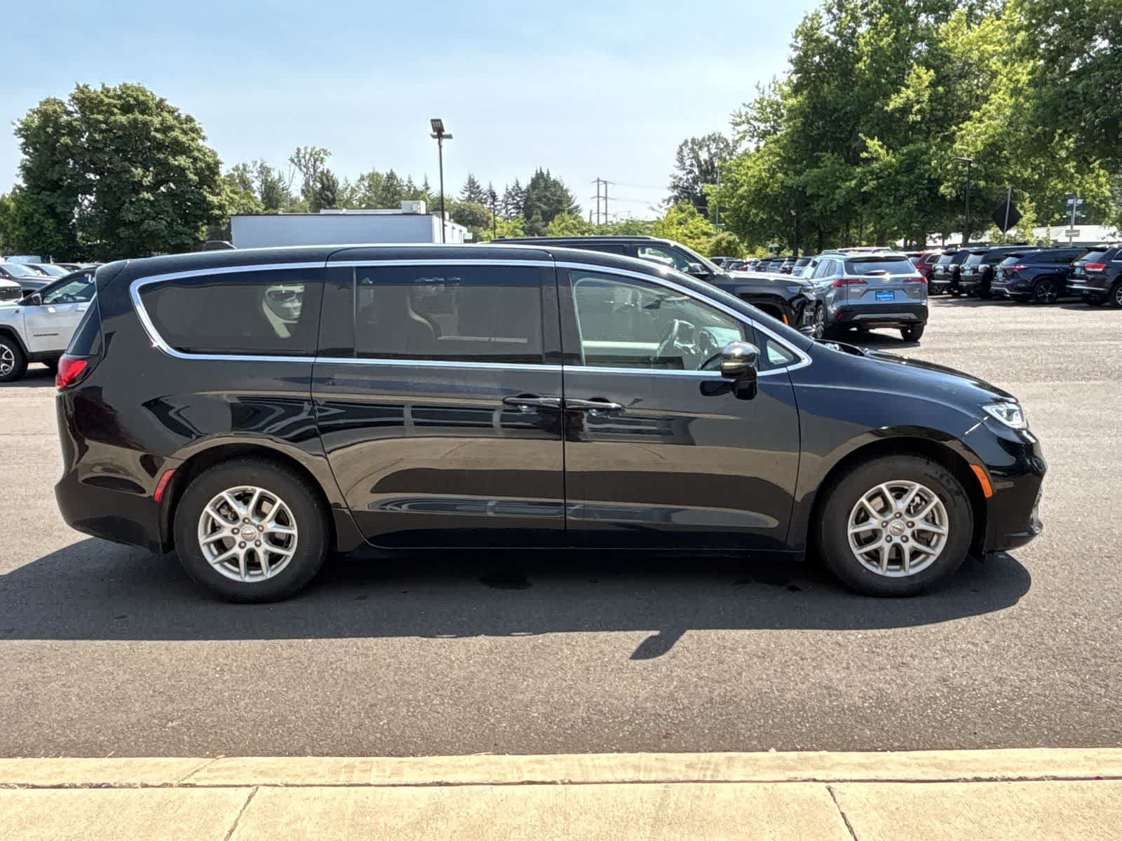 Used 2024 Chrysler Pacifica Touring-L FWD image 6