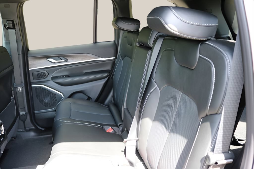 New 2027 Jeep Grand Cherokee Limited AWD/4WD image 16