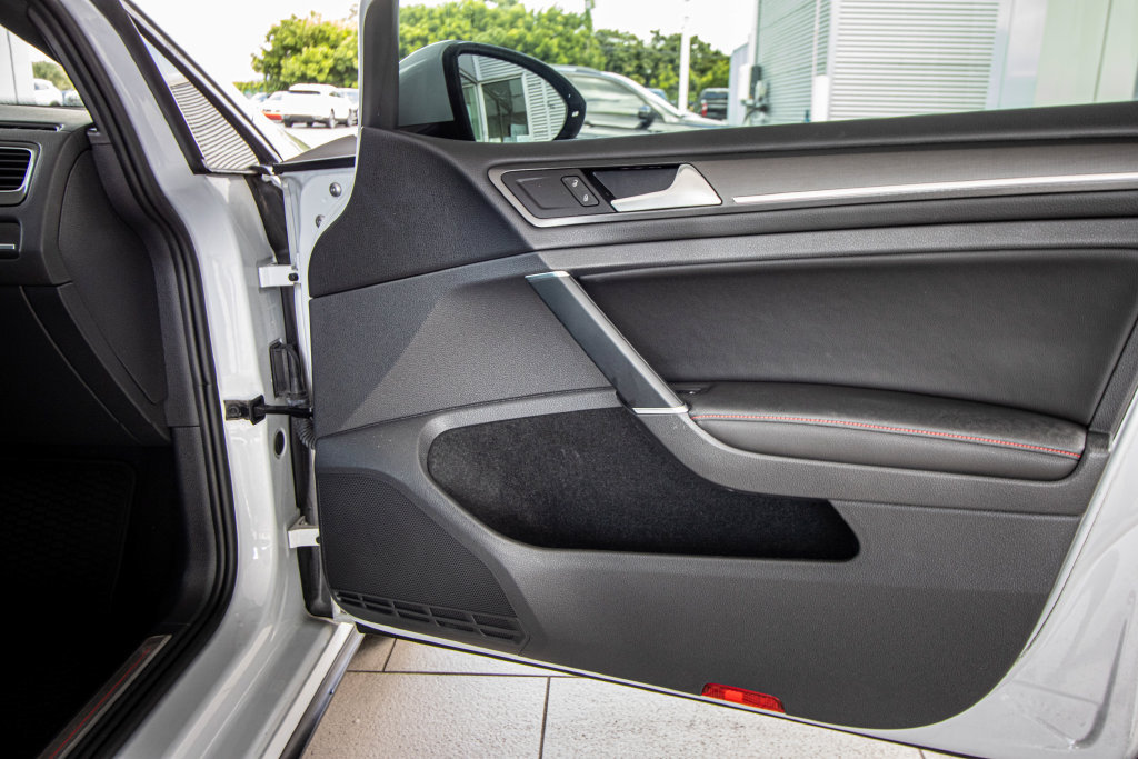 Used 2019 Volkswagen GTI SE FWD image 19