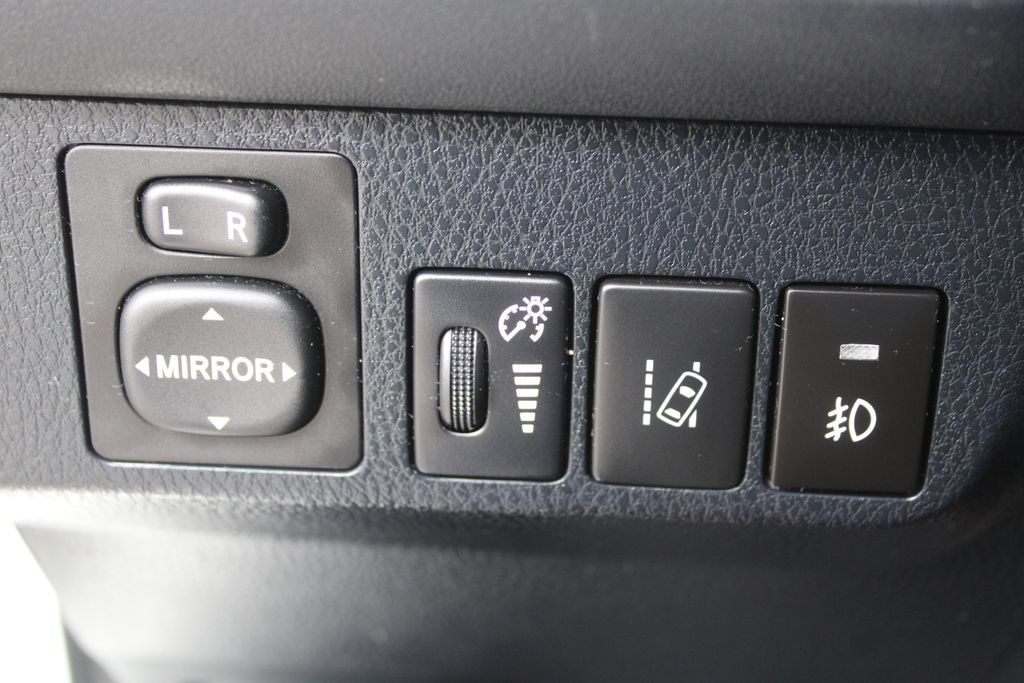 Used 2018 Toyota RAV4 LE FWD image 23
