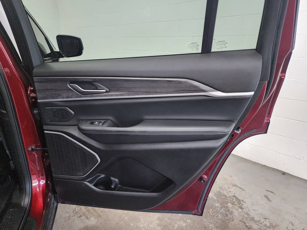 Used 2024 Jeep Grand Cherokee L Limited AWD/4WD image 32