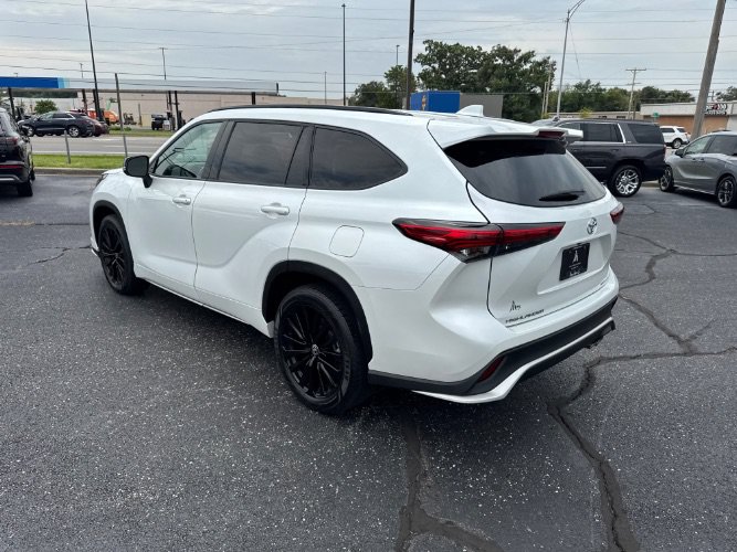 Used 2023 Toyota Highlander XSE AWD/4WD image 3