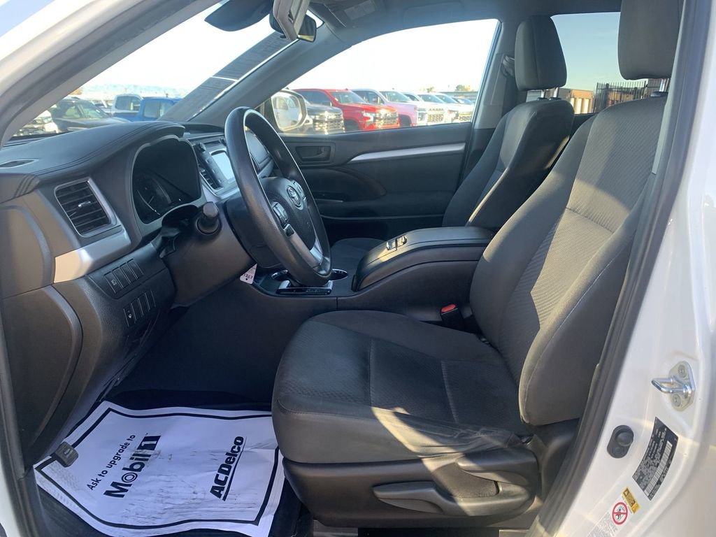 Used 2019 Toyota Highlander LE image 17