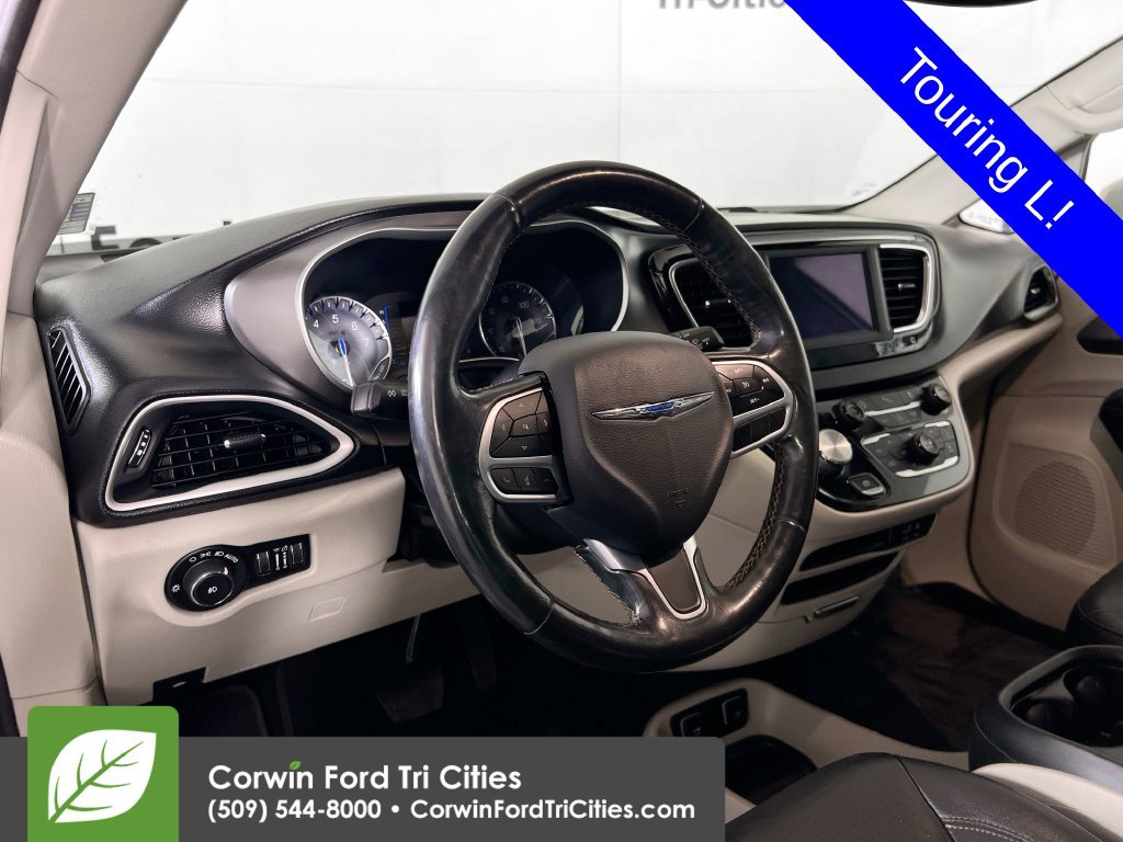 Used 2020 Chrysler Pacifica Touring-L FWD image 3