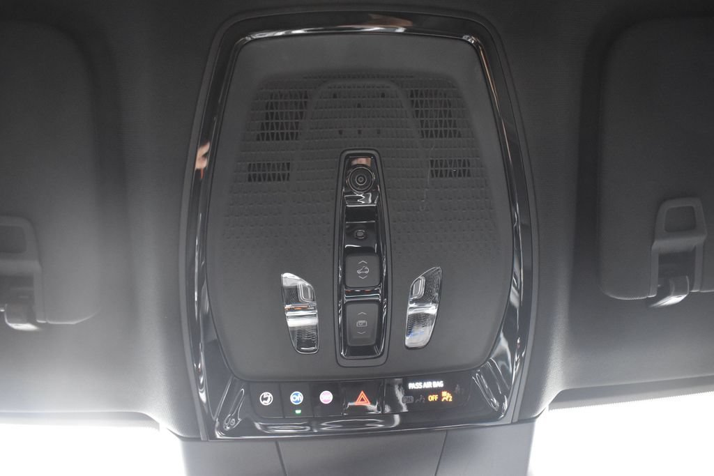 New 2026 Cadillac Lyriq Signature Sport w/ LPO, Floor Liner Package AWD/4WD image 22