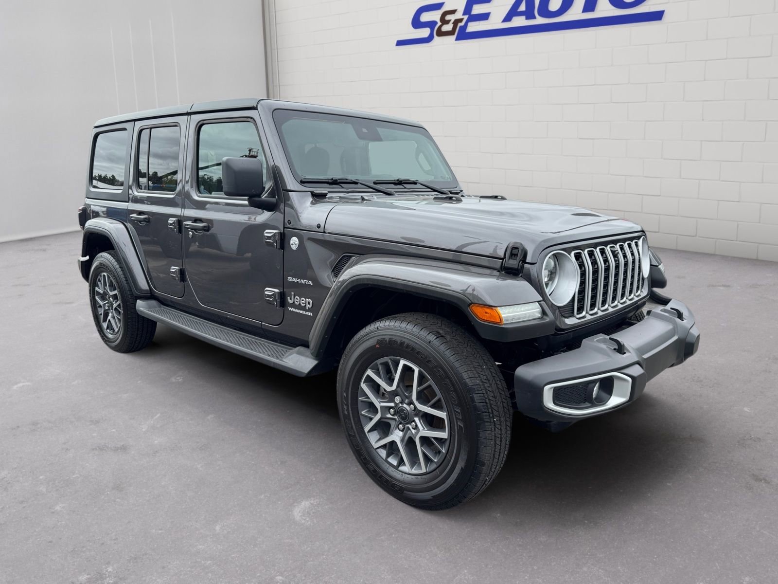 Used 2024 Jeep Wrangler Sahara w/ Technology Group AWD/4WD image 6