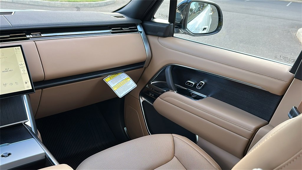 New 2025 Land Rover Range Rover SE image 26