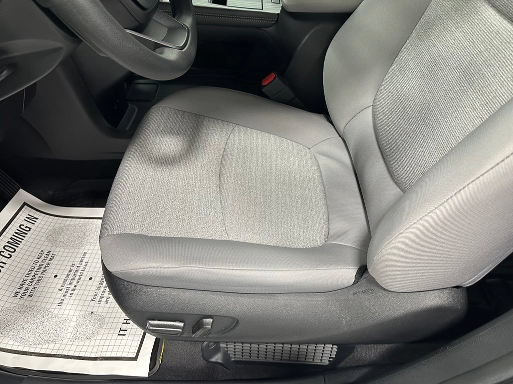 Used 2025 Toyota Sienna LE FWD image 13