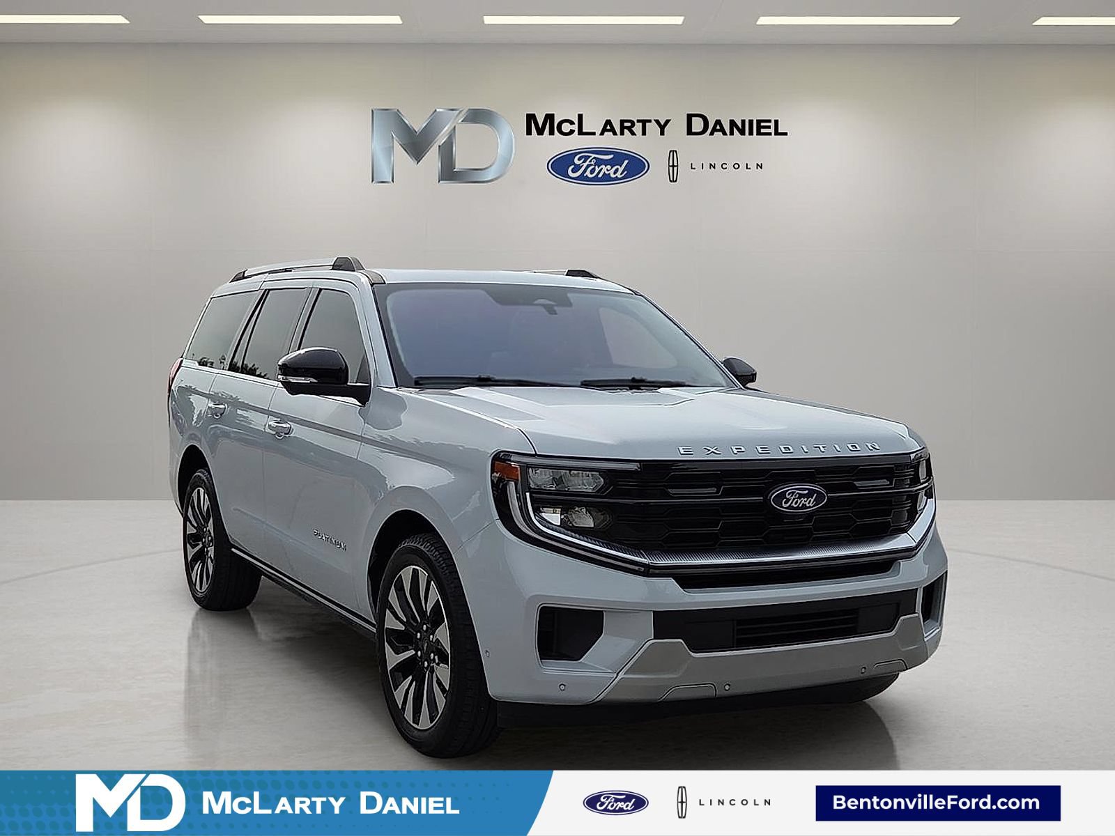 Used 2025 Ford Expedition Platinum w/ Driver's Package AWD/4WD image 1