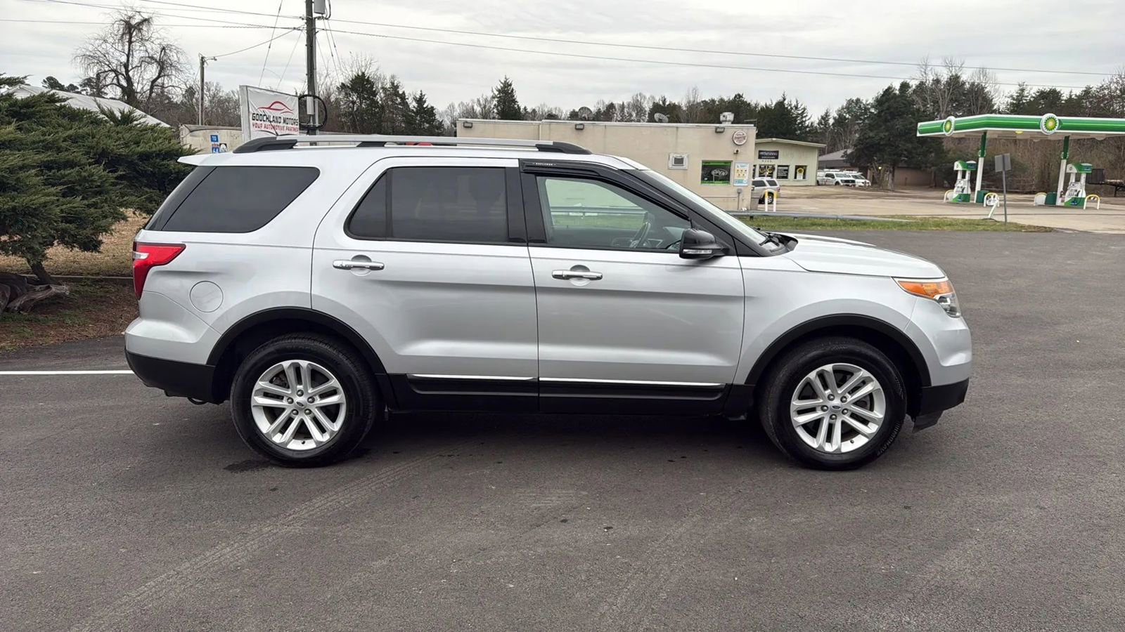 Used 2015 Ford Explorer XLT w/ Equipment Group 202A image 8