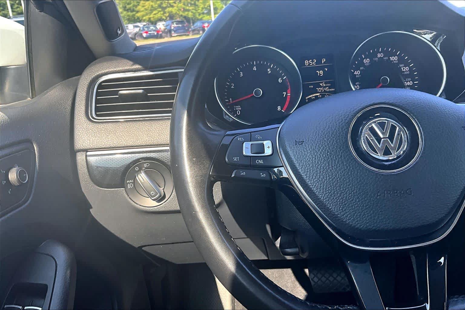 Used 2015 Volkswagen Jetta SEL FWD image 24