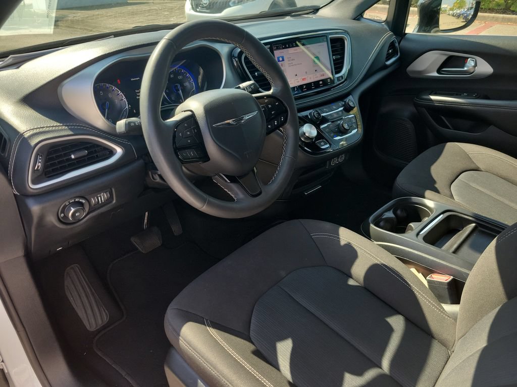 Used 2024 Chrysler Pacifica Touring FWD image 13