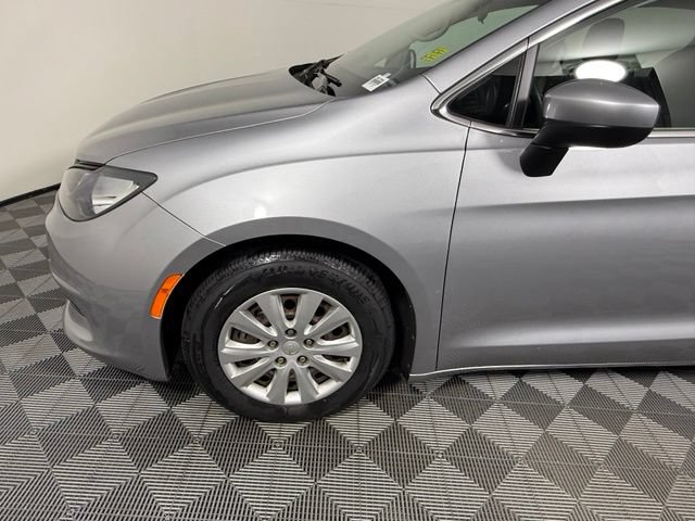 Used 2018 Chrysler Pacifica L FWD image 12