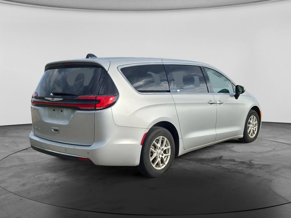 Used 2023 Chrysler Pacifica Touring-L FWD image 9