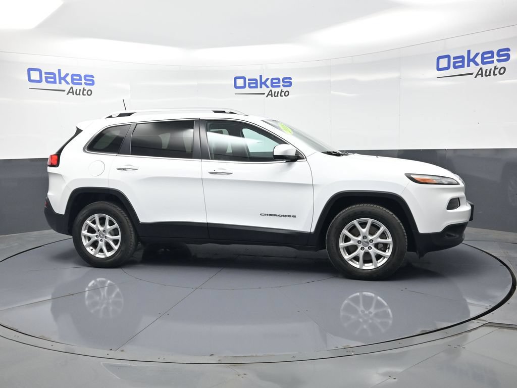 Used 2018 Jeep Cherokee Latitude Plus w/ Cold Weather Group AWD/4WD image 8
