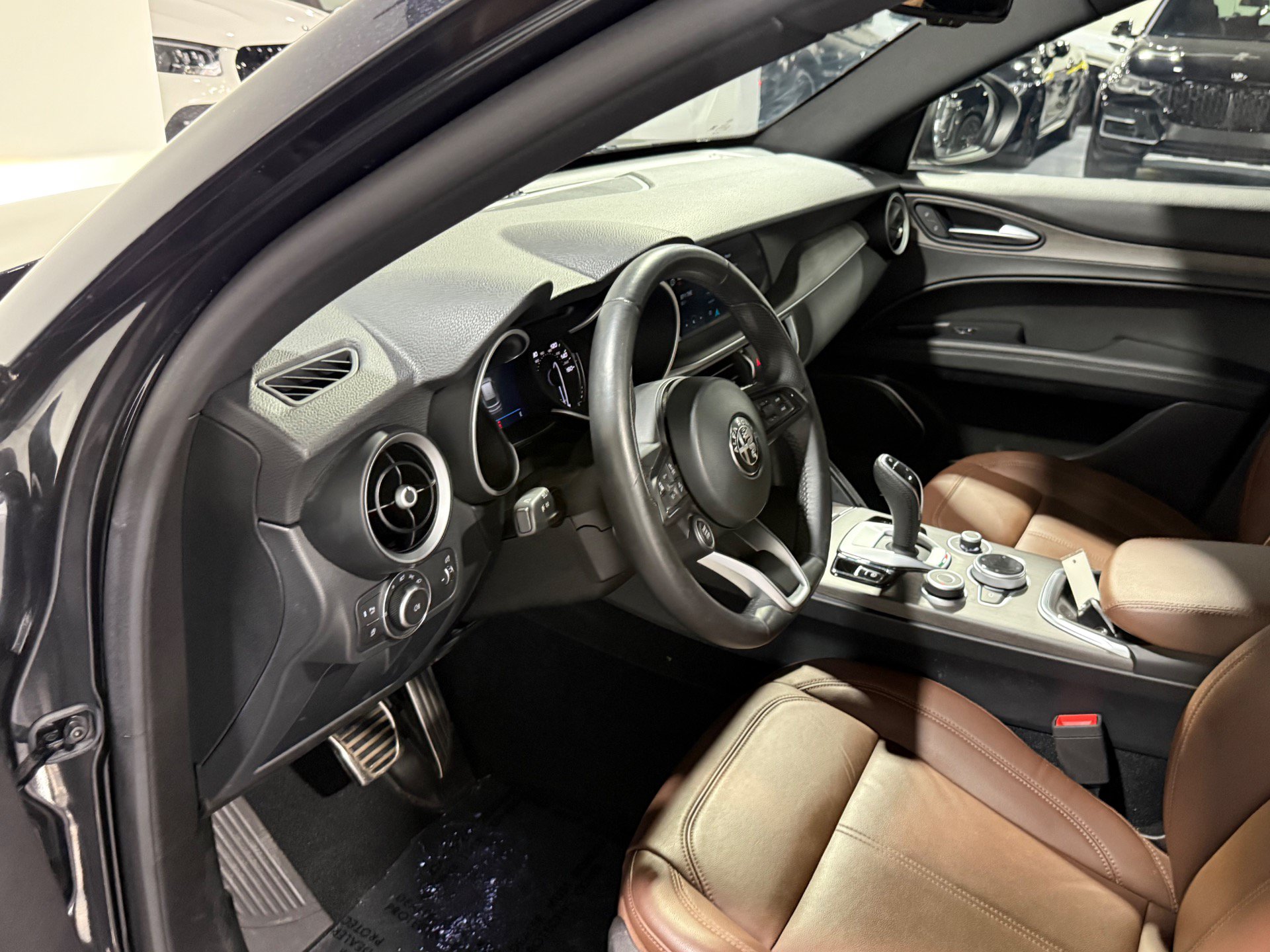 Used 2023 Alfa Romeo Stelvio Ti AWD/4WD image 16