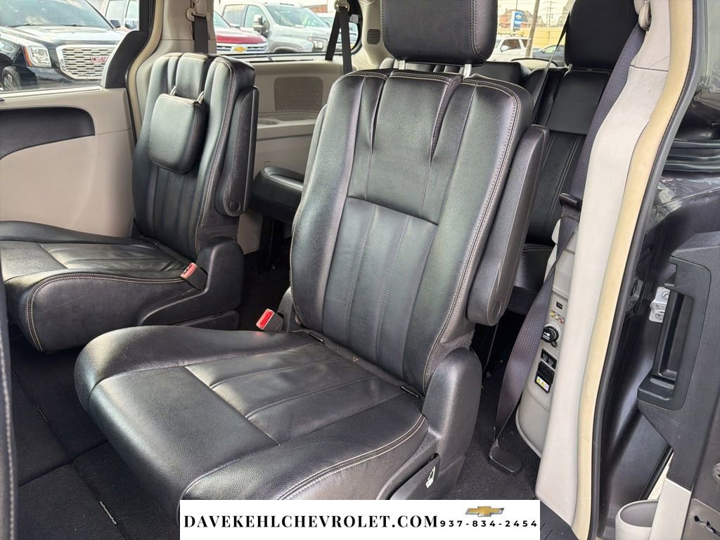 Used 2015 Chrysler Town & Country Touring image 16