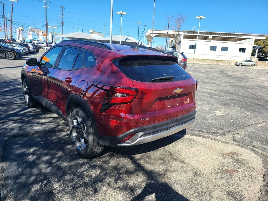 Used 2025 Chevrolet Trax LT w/ LT Convenience Package image 11
