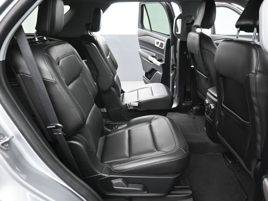 Used 2022 Ford Explorer XLT w/ Equipment Group 202A image 10