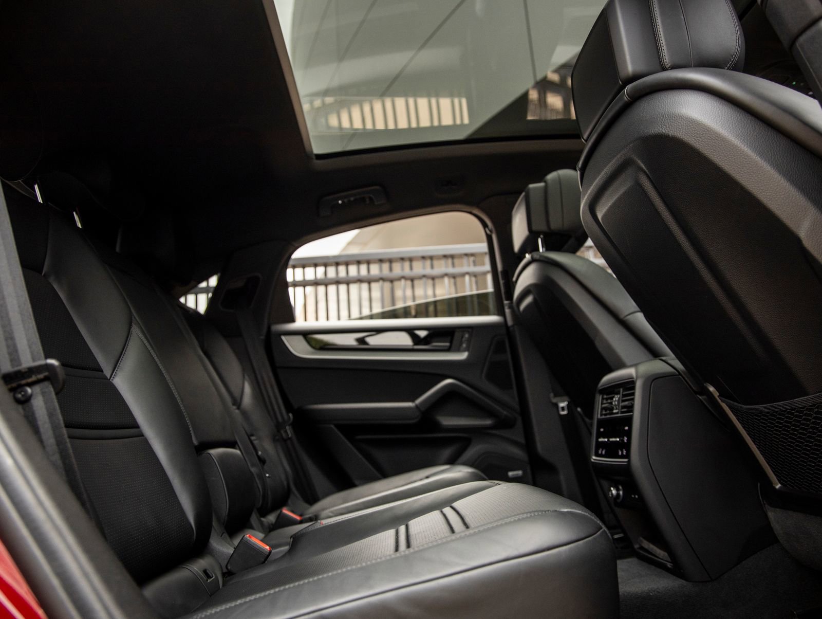 Certified 2024 Porsche Cayenne Coupe AWD/4WD image 40